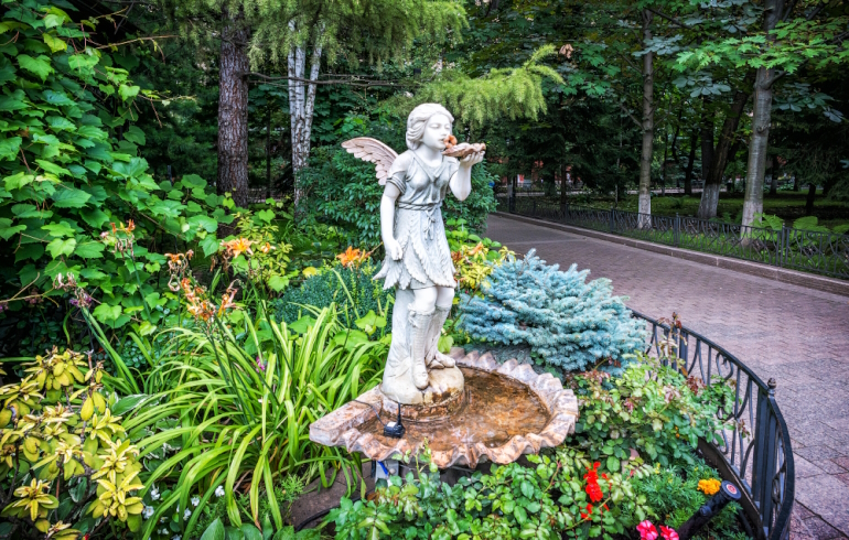 Жанровая скульптура «Ангел» на территории Покровского монастыря в Москве Жанровая скульптура «Ангел» на территории Покровского монастыря в Москве